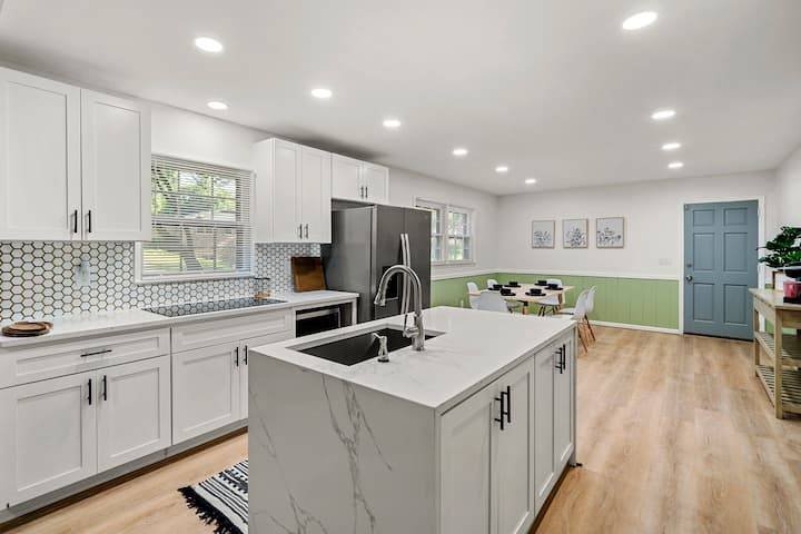 Kitchen Remodel Atlanta – Transform Your Space with Above All Handyman 1 Kitchen remodel at 2612 Clairmont Rd Atlanta featuring white shaker cabinets, marble island, stainless steel appliances, and modern LED lighting by Above All Handyman